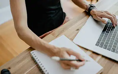 Home 6 How to Write Blog Posts That Convert (Not Just Get Traffic) In 2026