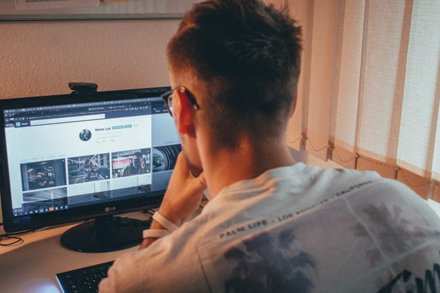 how to choose a domain name and web host